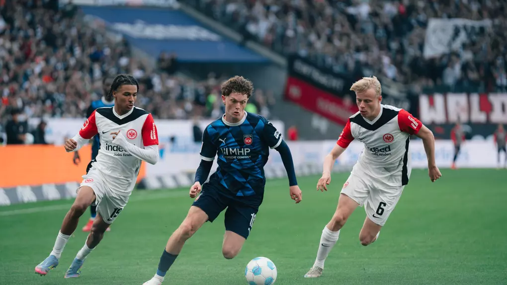 Paul Wanner im Dribbling gegen zwei Gegenspieler.