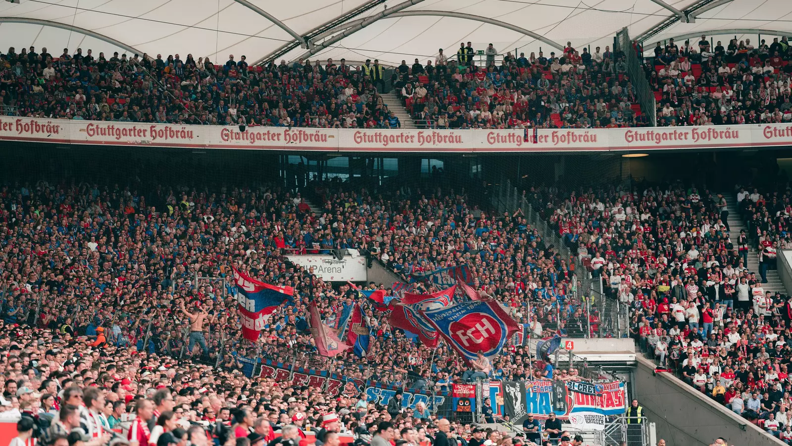 Unsere FCH Fans im Auswärtsblock des VfB Stuttgart.