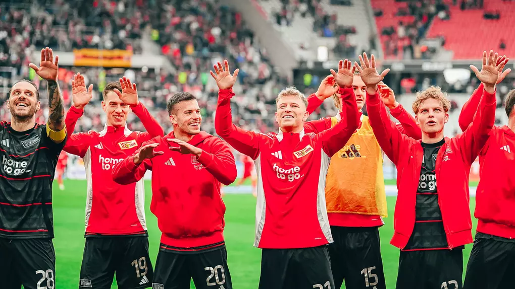 Union Berlin nach dem Spiel beim jubeln.