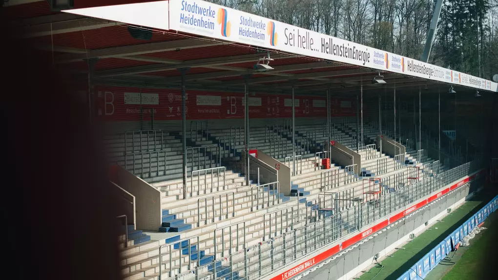 Hellenstein Energie Osttribüne (Block L und L1), Südtribüne (Block M) sowie Westtribüne (Block F): 