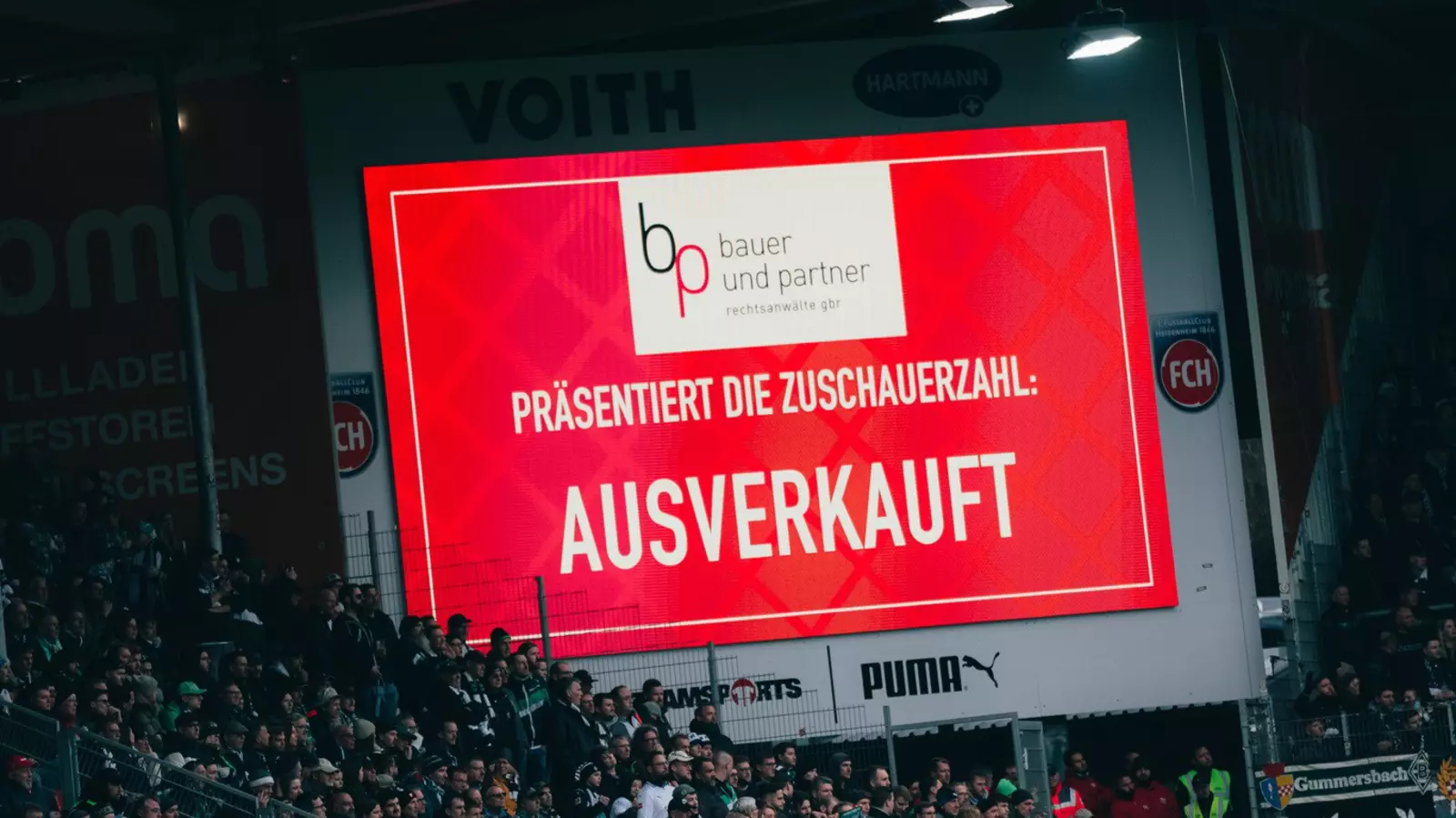 Stadionscreen mit Ausverkauft-Meldung