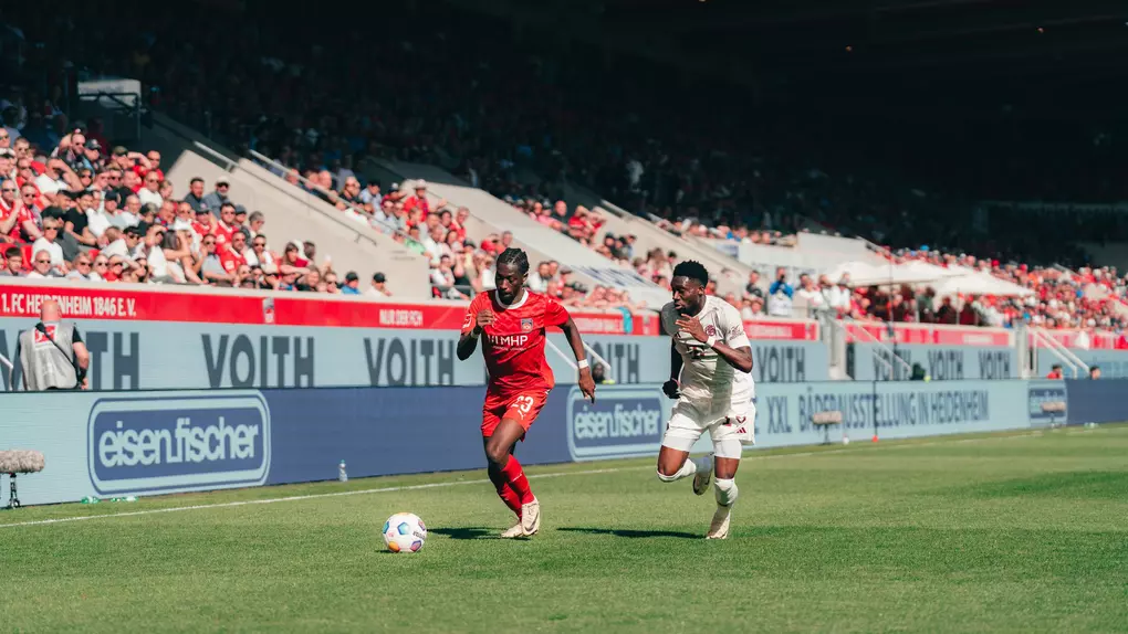 Omar Traoré im Laufduell mit Bayerns Alphonso Davies.