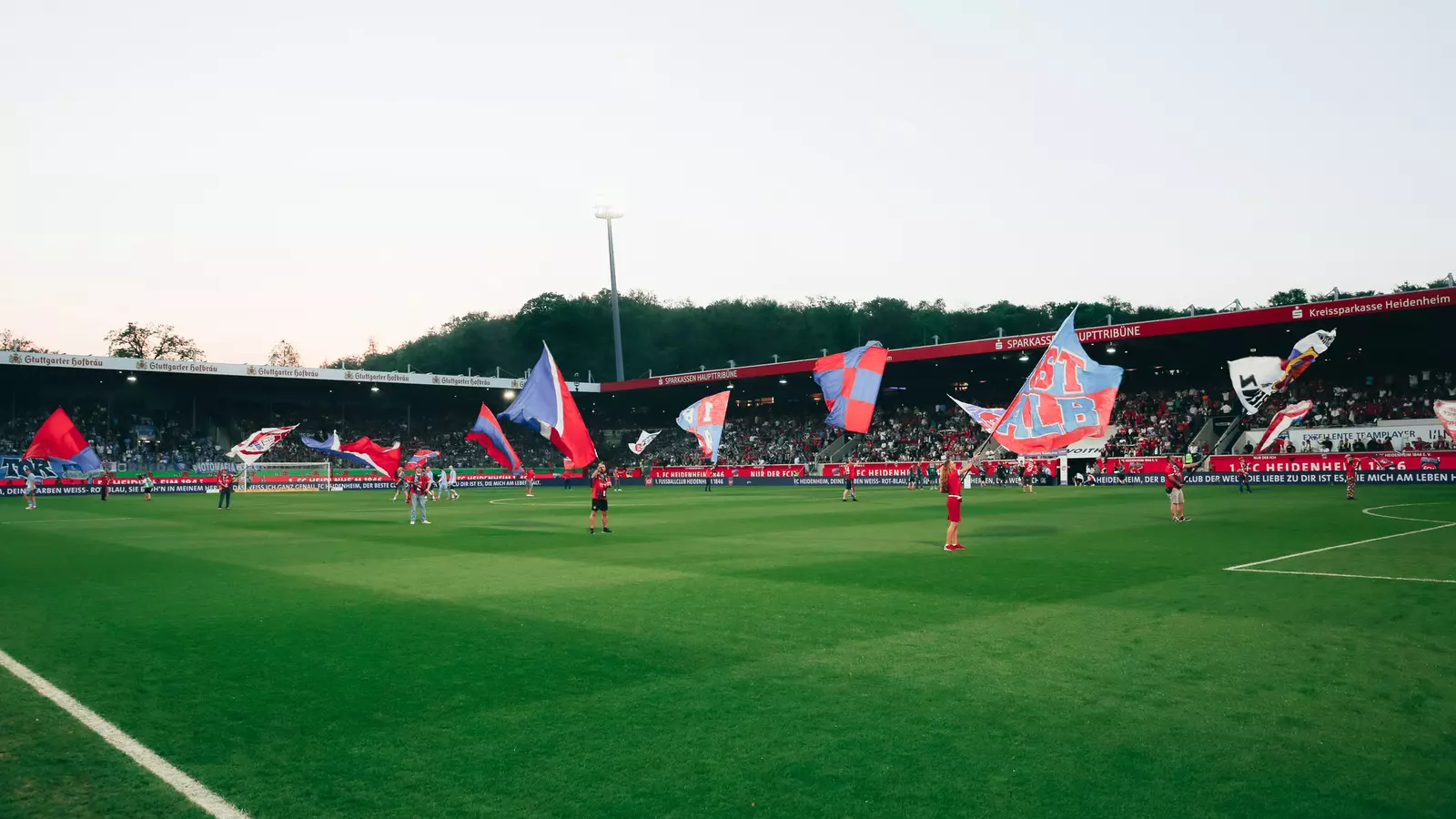 Fahnenschwenker vor dem Heimspiel gegen den VfL Bochum.