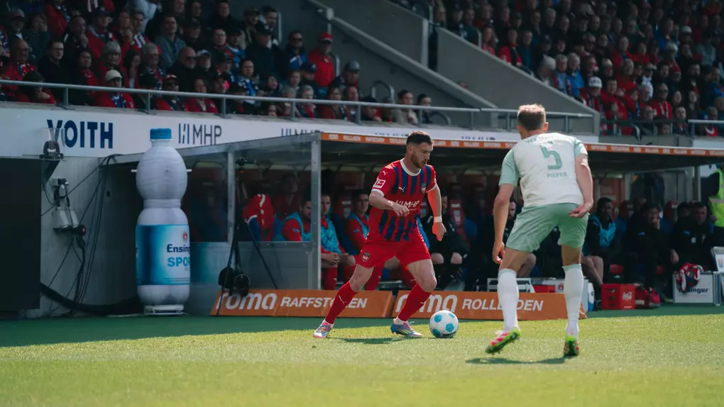 Budu Zivzivadze gegen Werder Bremen am Ball.