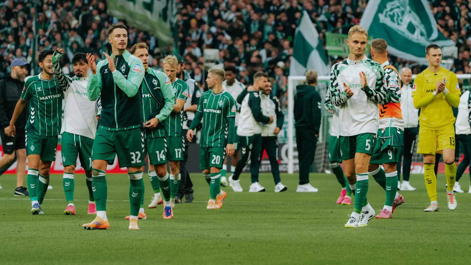 Werder Bremen Spieler nach dem Spiel