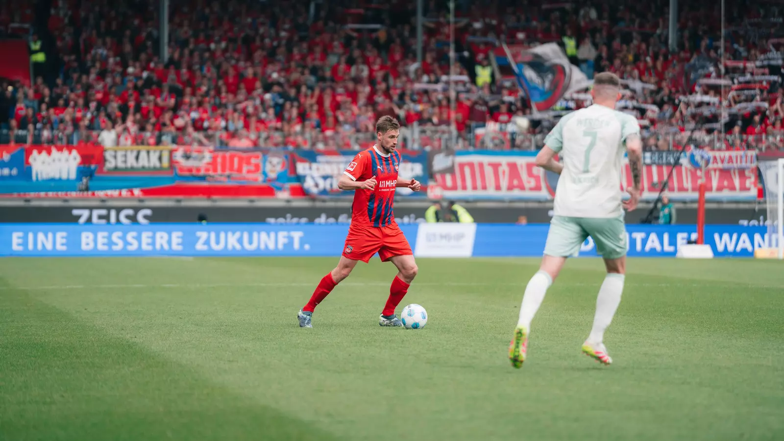 Patrick Mainka am Ball gegen Werder Bremen.