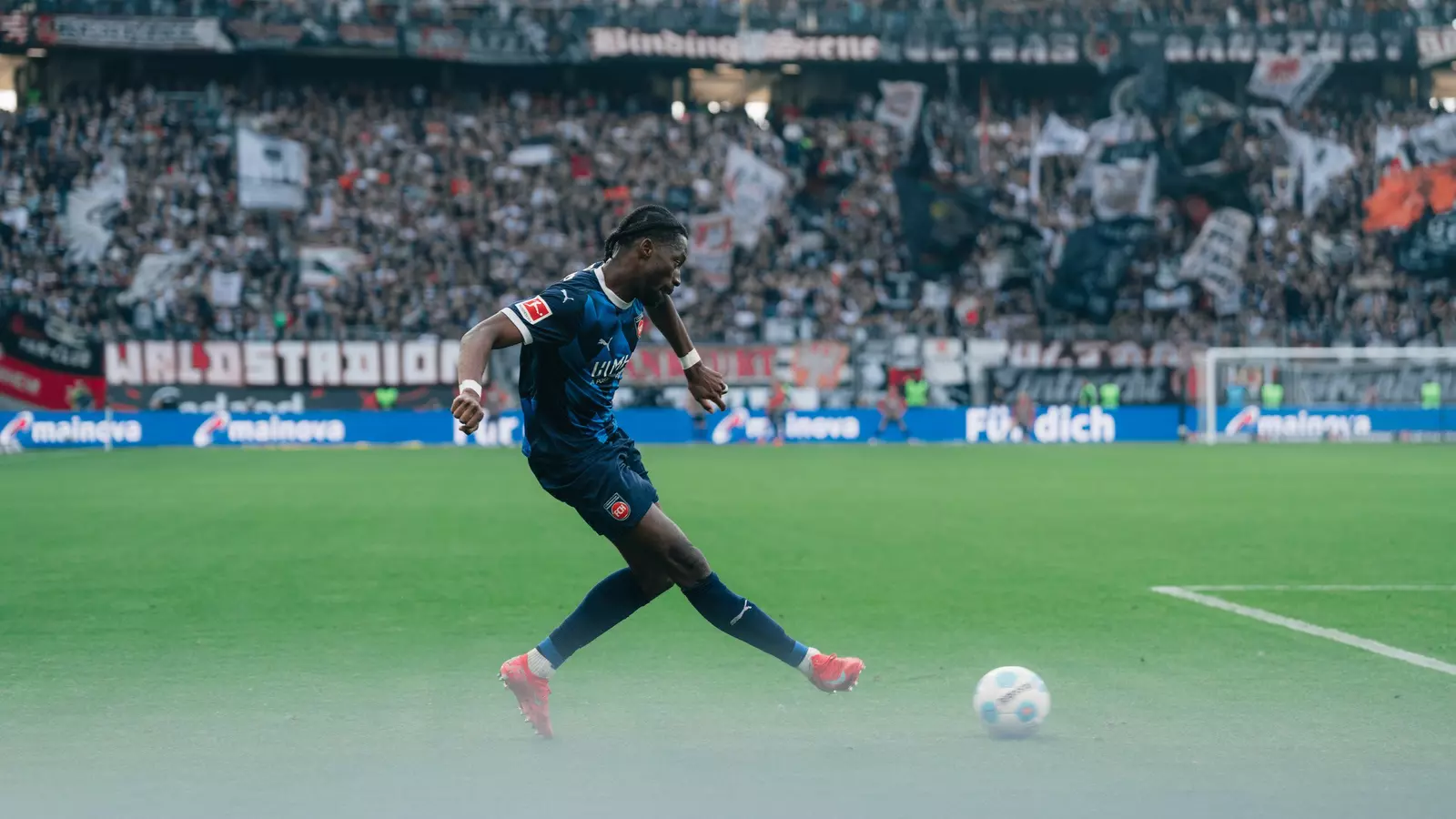 Omar Traoré bei einer Flanke.
