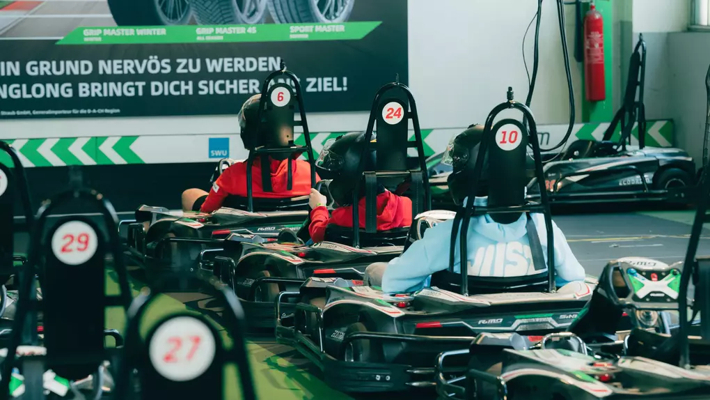 Drei Jungs im Elektro-Kart.