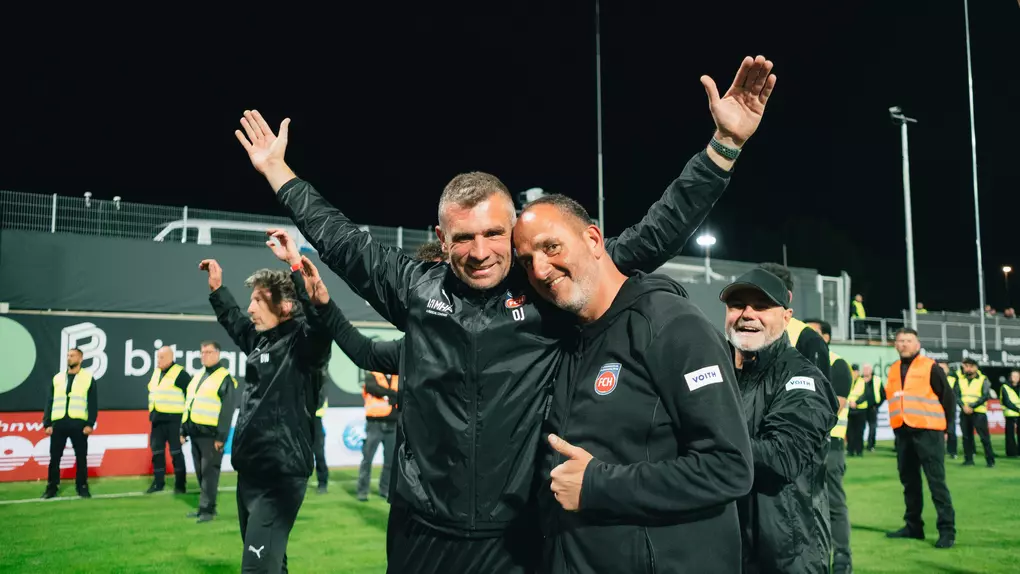 Dieter Jarosch und Frank Schmidt nach dem Spiel beim Feiern.