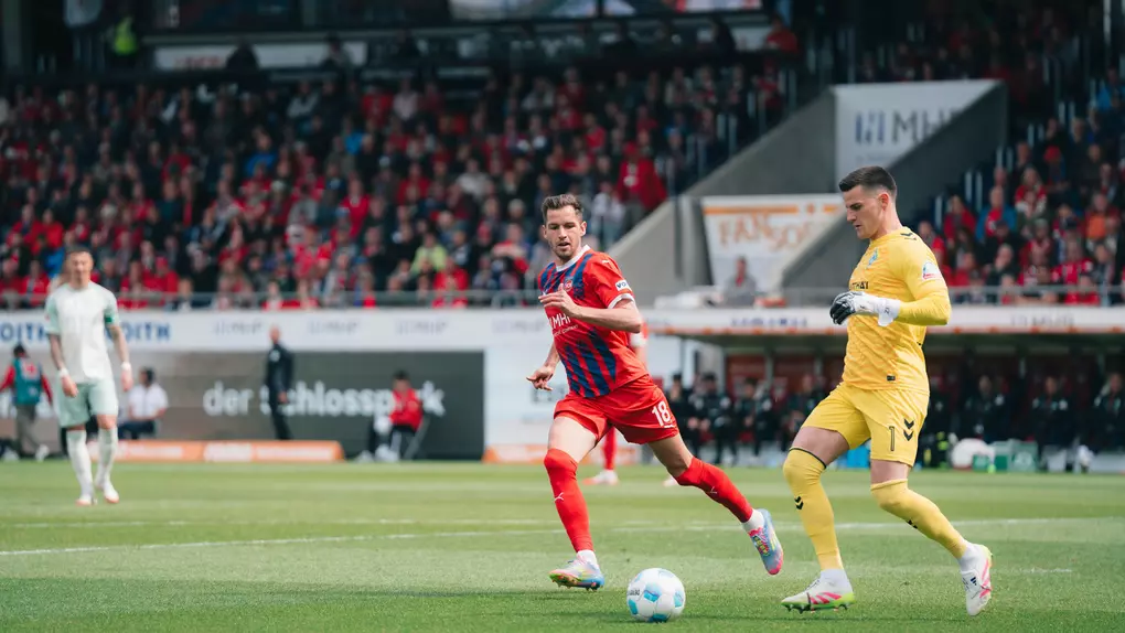 Marvin Pieringer läuft SVW-Keeper Michael Zetterer an.