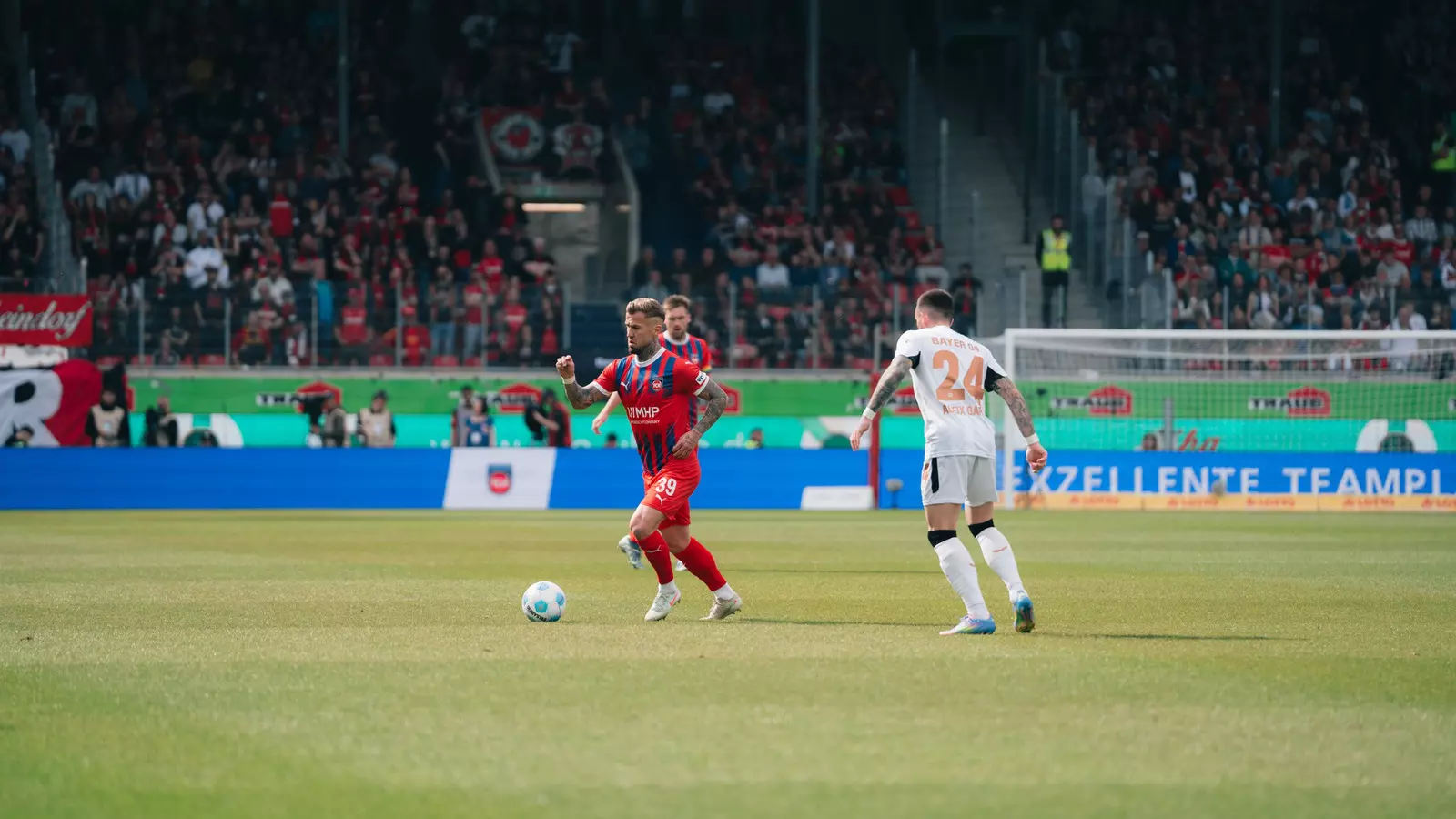 Niklas Dorsch mit dem Ball am Fuß.
