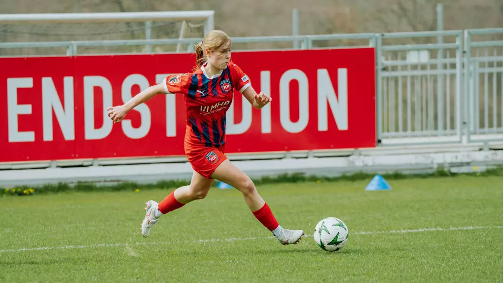 FCH Spielerin mit Ball am Fuß