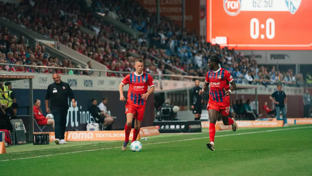 Adrian Beck am Ball gemeinsam mit Omar Traoré.
