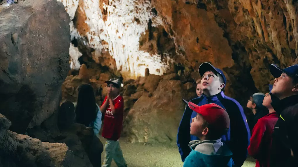 Paule Bande in einer Höhle