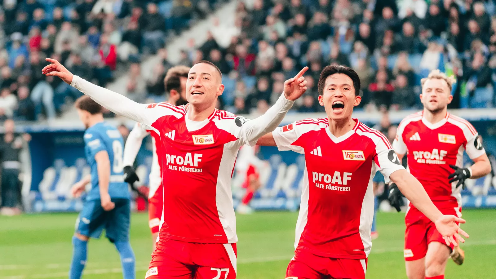 Zwei Union Berlin Spieler beim Torjubel.