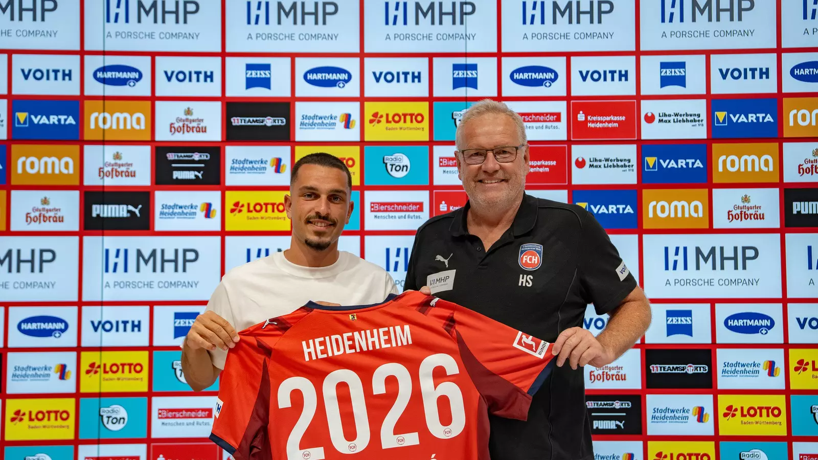 Arijon Ibrahimović und FCH Vorstandsvorsitzender Holger Sanwald.
