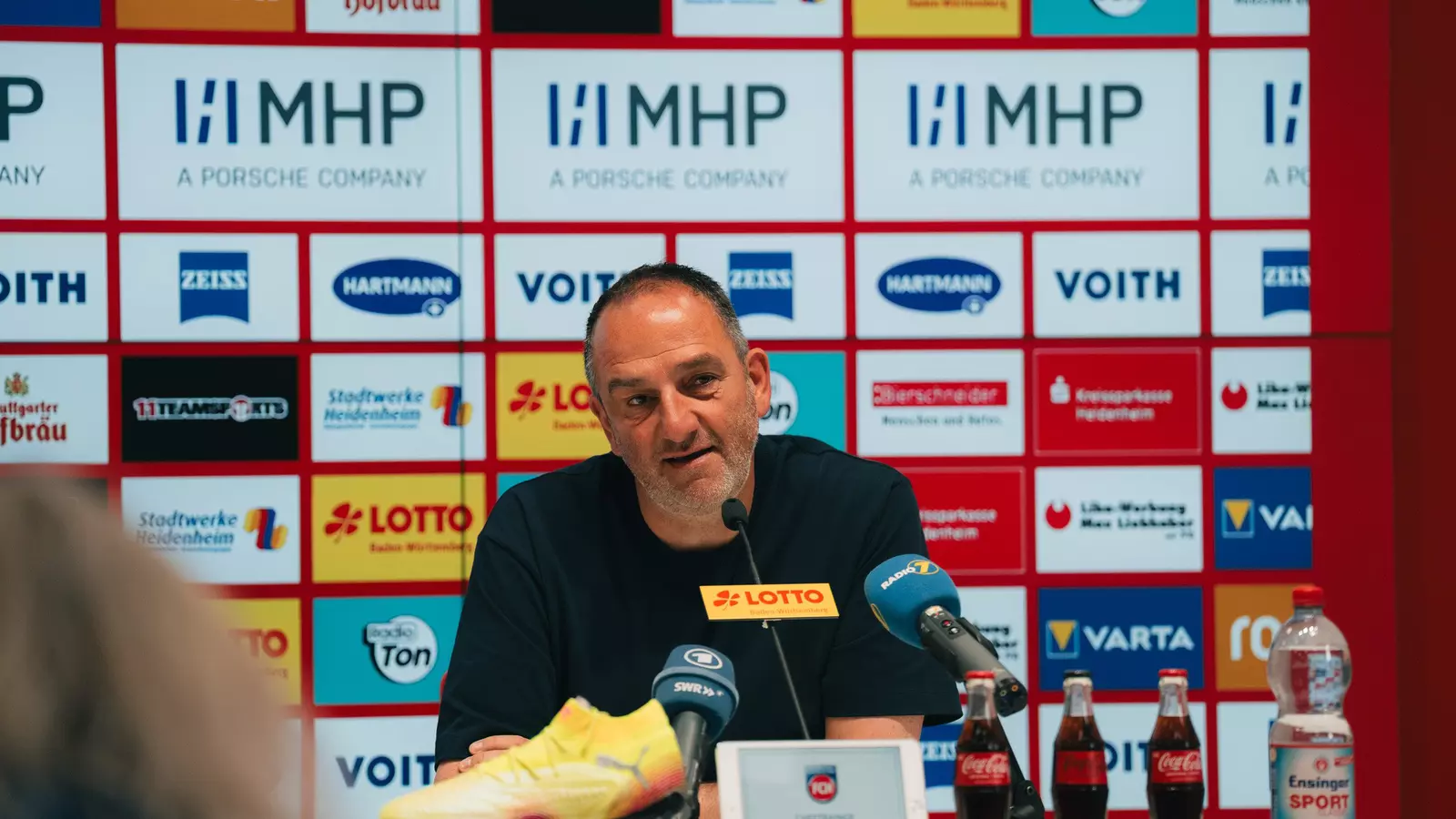 Frank Schmidt bei der Pressekonferenz.
