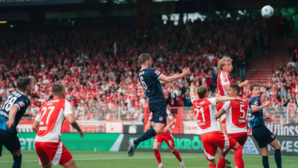 Patrick Mainka setzt gegen Union Berlin zum Kopfball an.