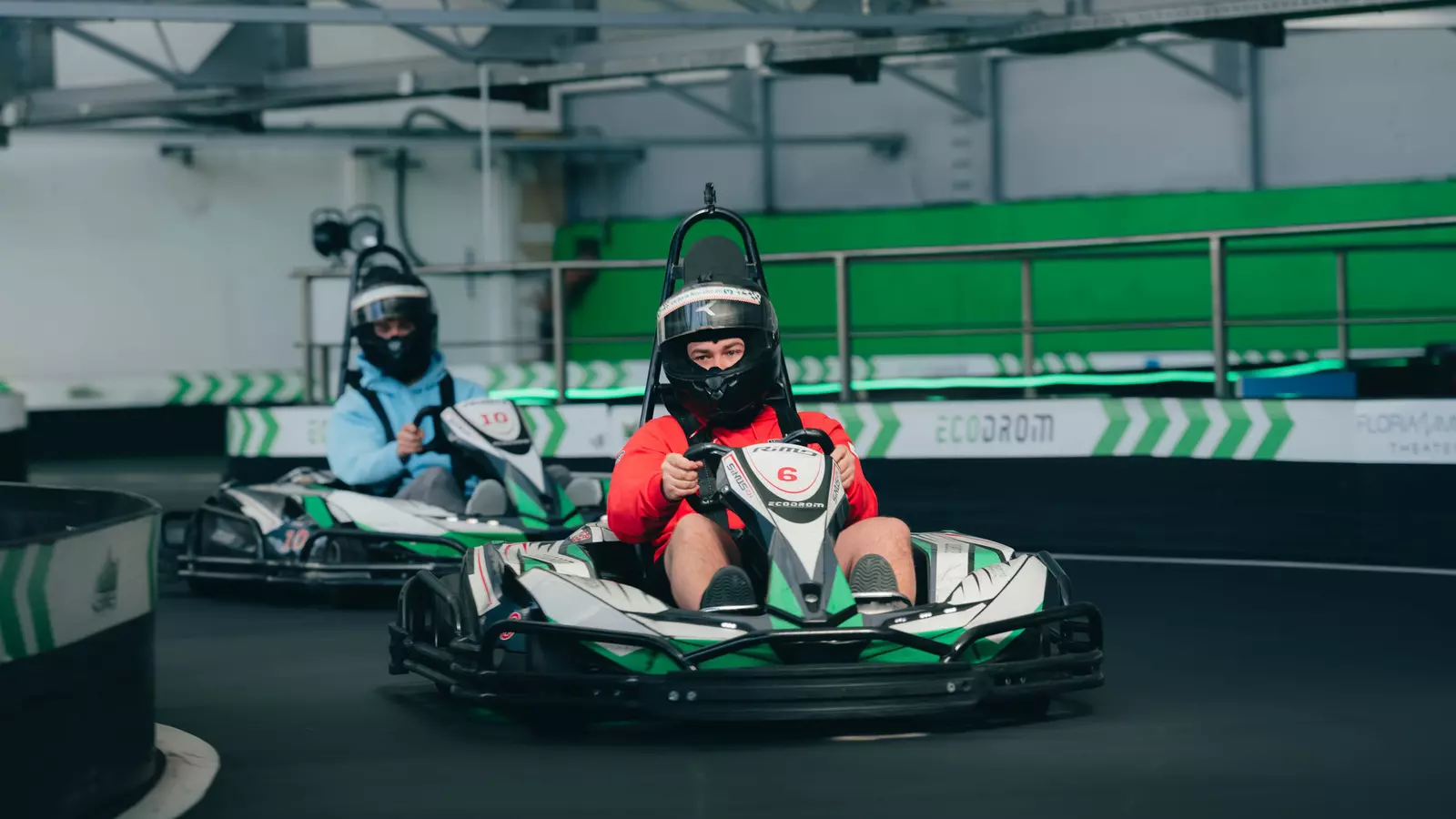 Zwei Jungs beim Kartfahren.