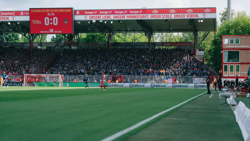 Der gefüllte Gästeblock des FCH im Stadion an der Alten Försterei.