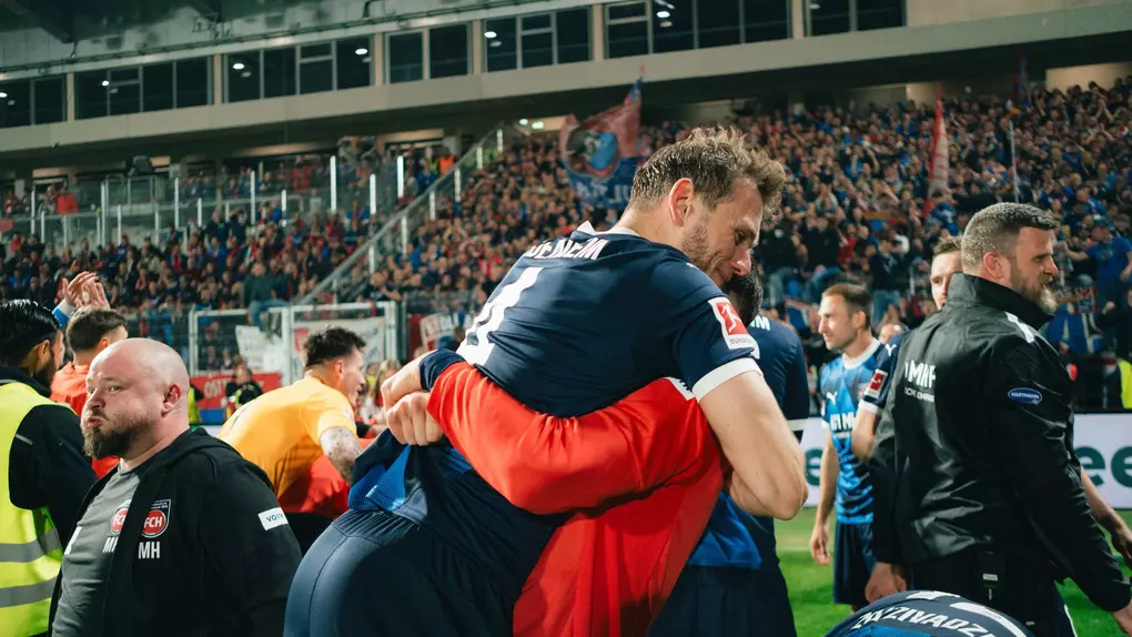 Tim SIersleben feiert mit einem Team-Kollegen.