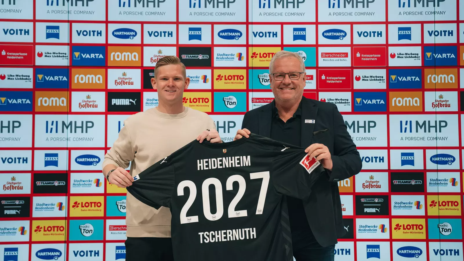 Paul Tschernuth mit Holger Sanwald nach seiner Vertragsunterzeichnung im Presseraum.