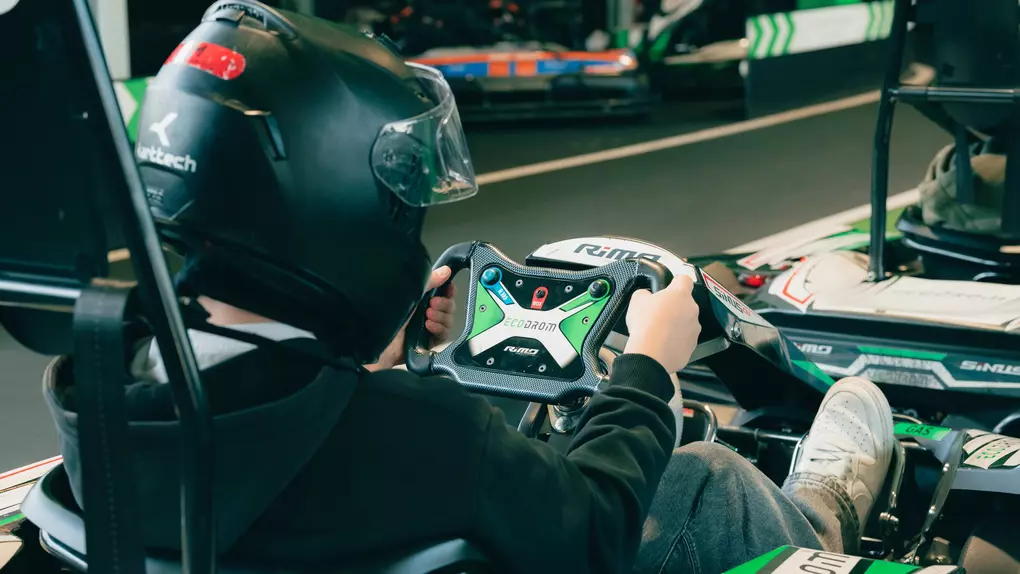 Ein Junge im Elektro-Kart.