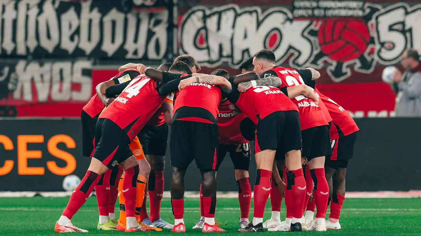 Bayer Leverkusen im Kreis stehend