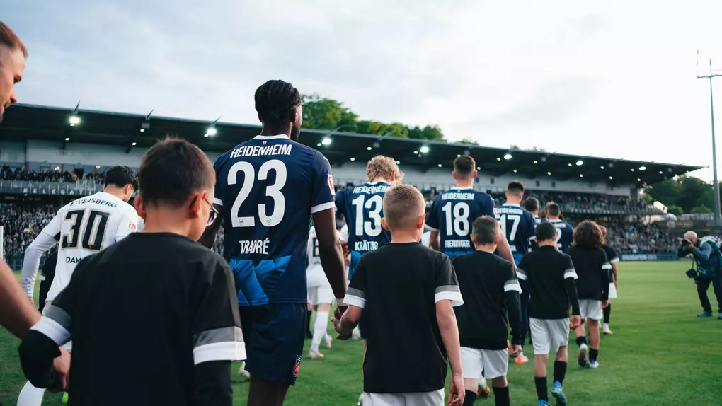 Omar Traoré beim Einlaufen in Elversberg.