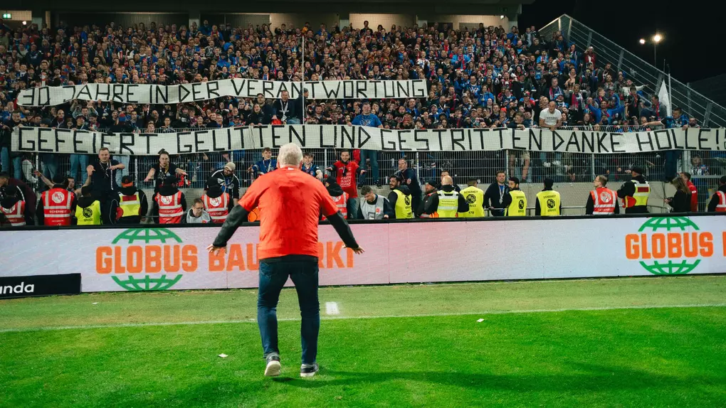 Holger Sanwald feiert vor den Fans.