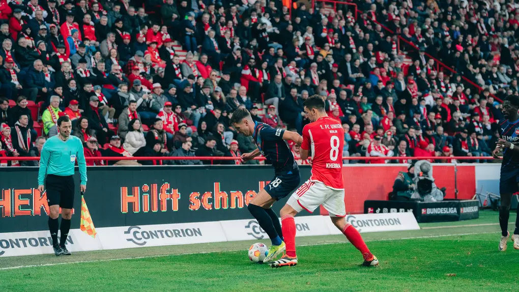 Marvin Pieringer im Zweikampf gegen einen Union Berlin Spieler.
