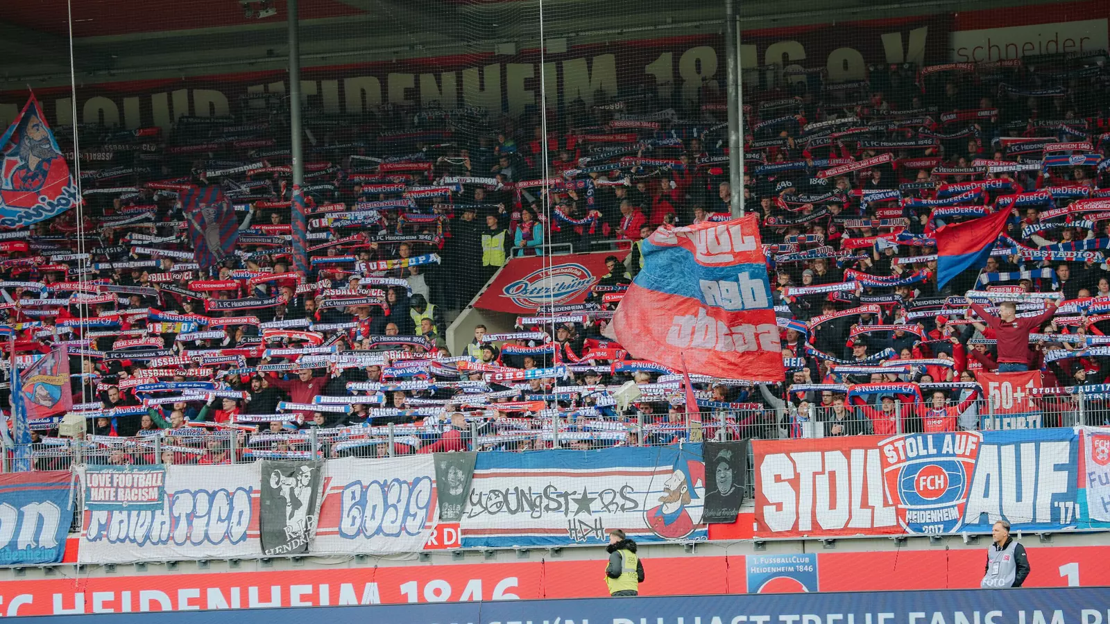 Fahnenschwenker vor dem Heimspiel gegen den VfL Bochum.