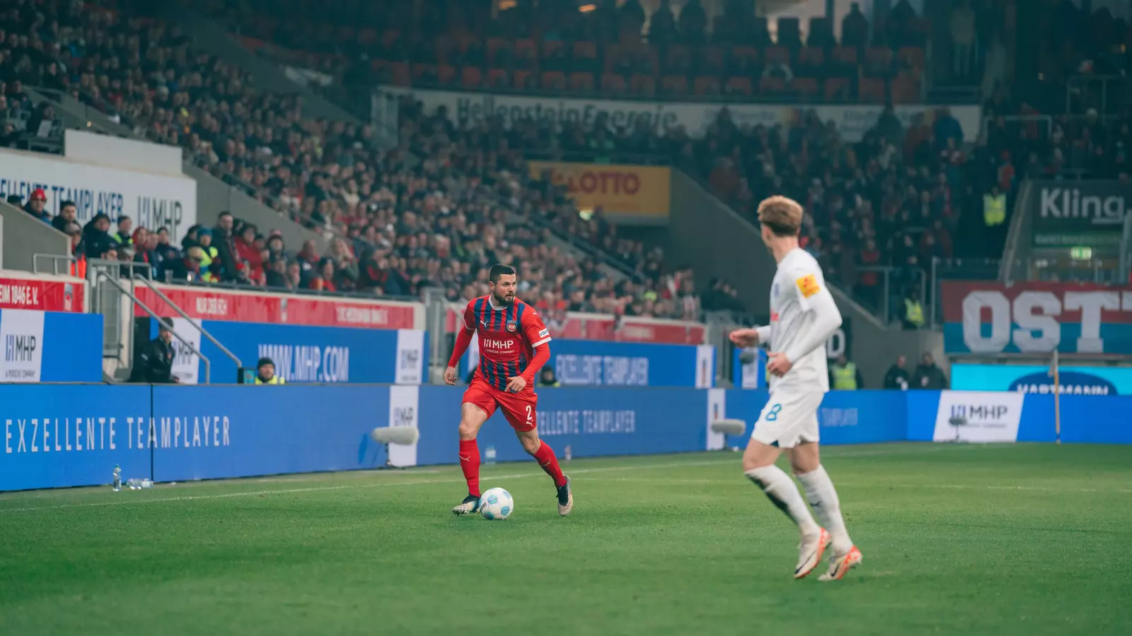 Marnon Busch am Ball gegen Holstein Kiel.