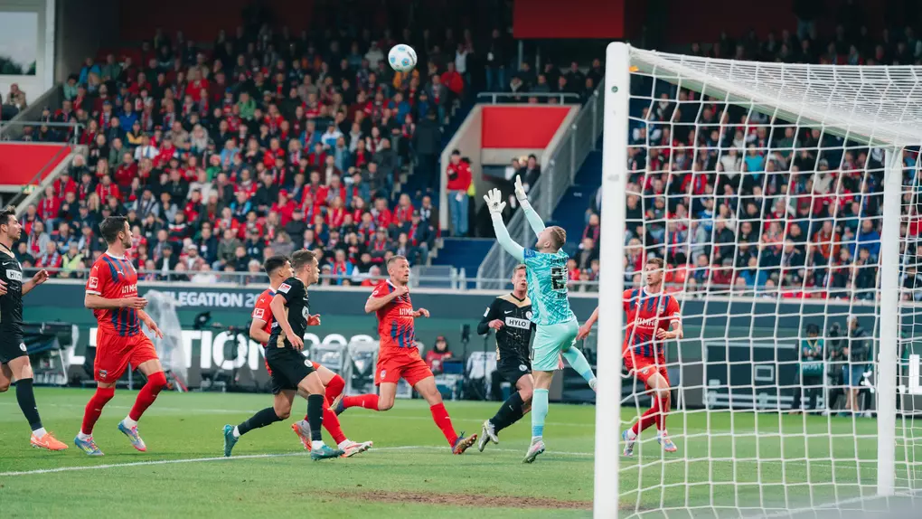 Langer Ball gegen Elversberg fängt der ELV-Keeper.