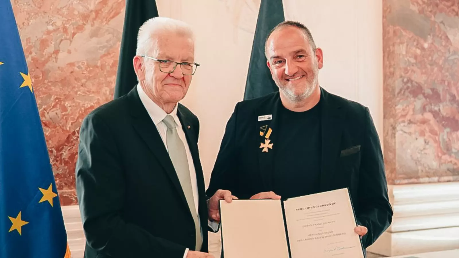 Frank Schmidt gemeinsam mit Winfried Kretschman bei der Verleihung des Verdienstorden.