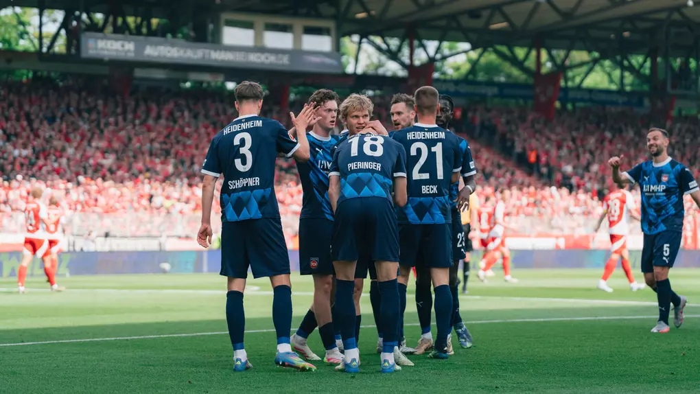 Die FCH Profis beim bejubeln des 1:0 durch Adrian Beck.