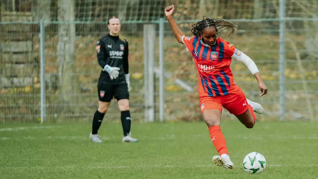 FCH Frauen Kapitänin mit Ball am Fuß
