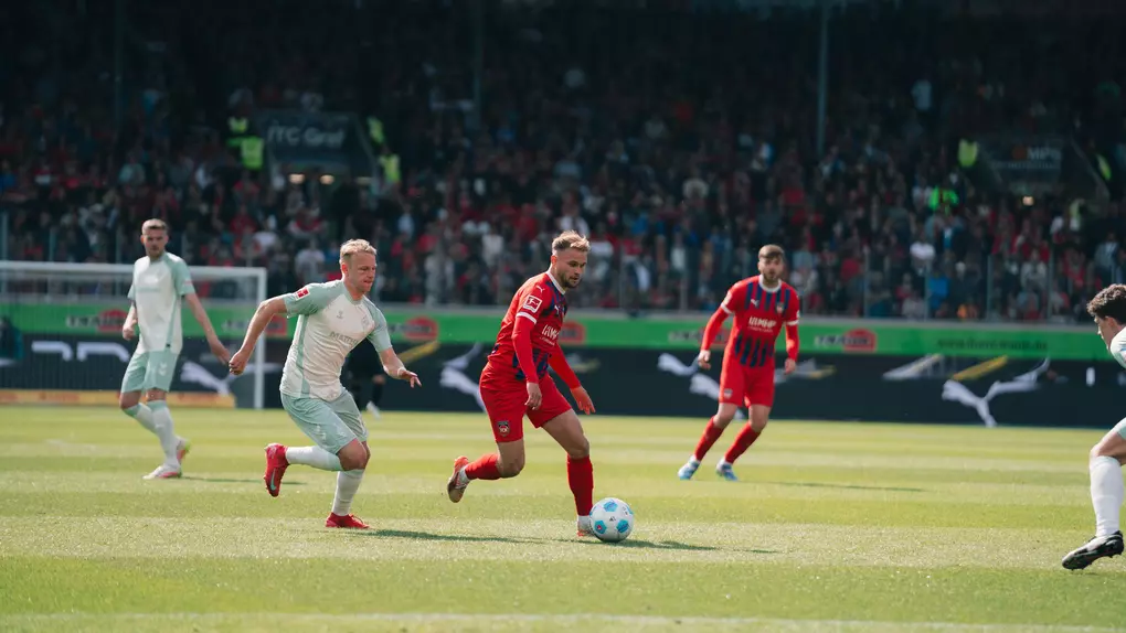 Léo Scienza im Dribbling.