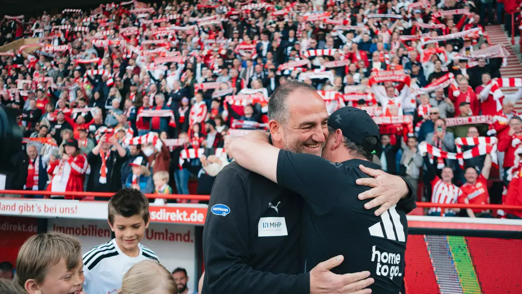 Frank Schmidt und Union-Cheftrainer Steffen Baumgart vor dem Spiel bei der Begrüßung.