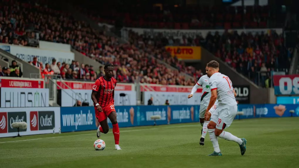 Omar Traoré im Zweikampf