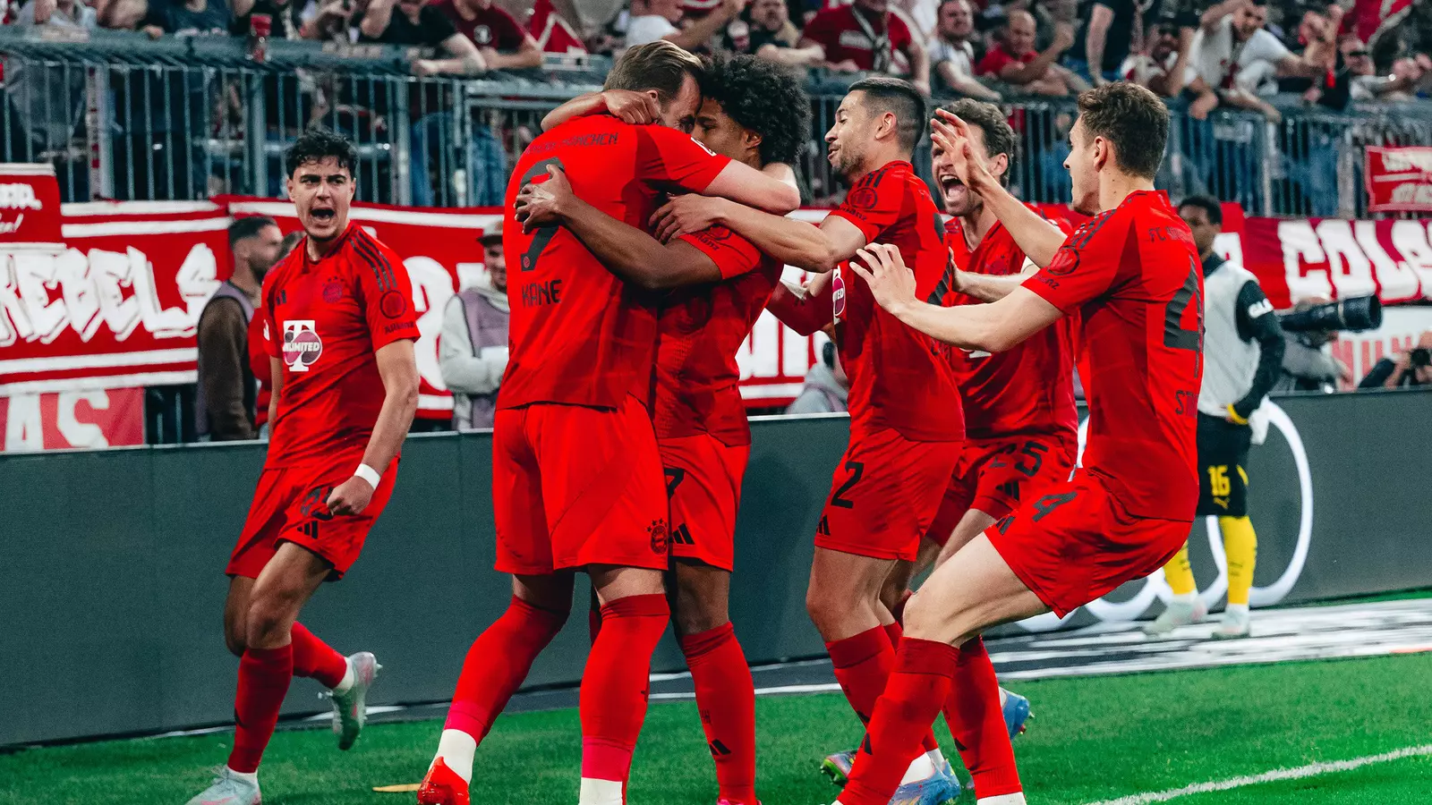 Das Team des FC Bayern beim Jubeln.