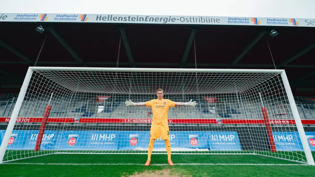 Paul Tschernuth beim Shooting zu seiner Vertragsverlängerung.