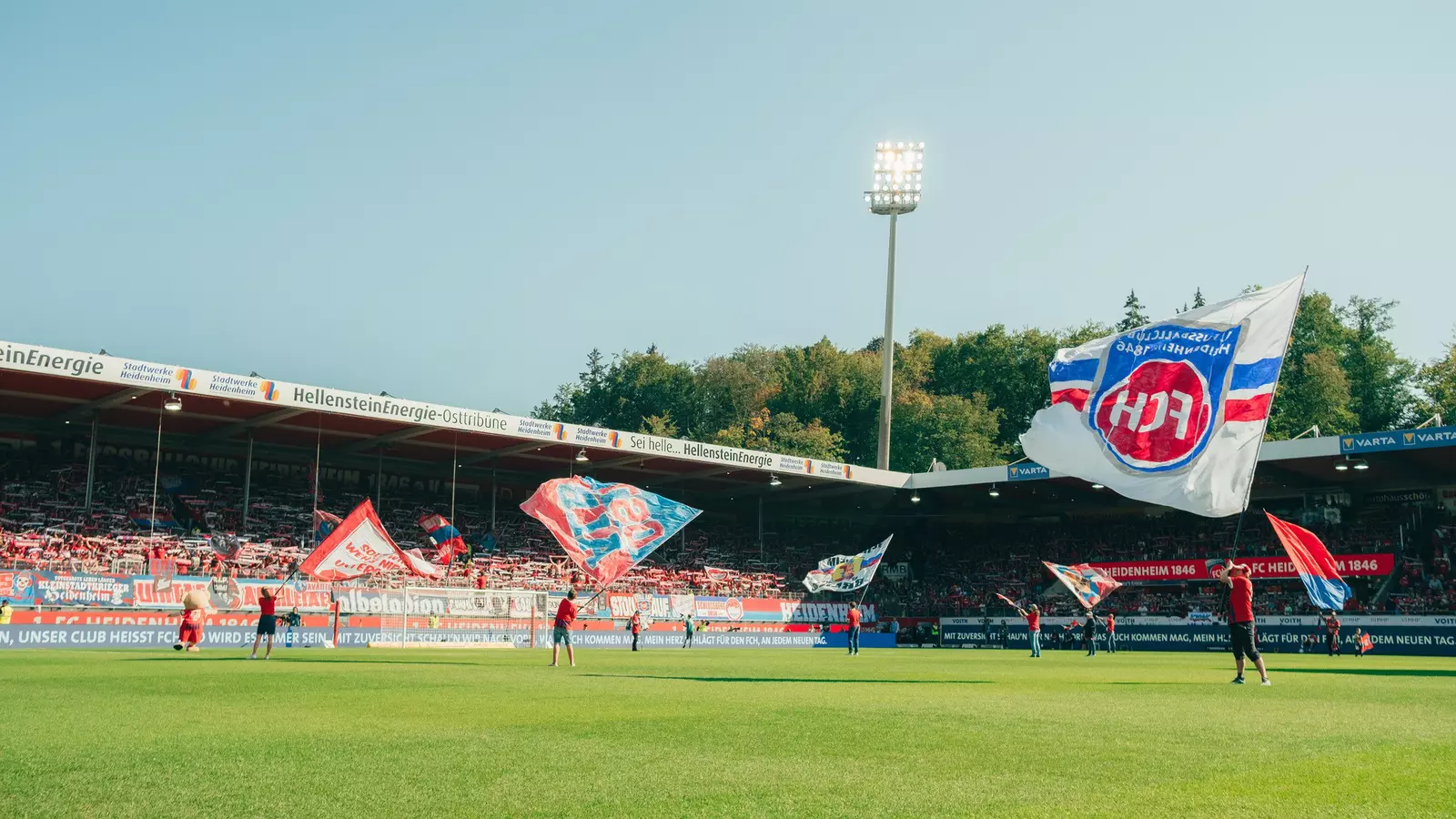Die Voith-Arena mit Fahnenschwenkern.
