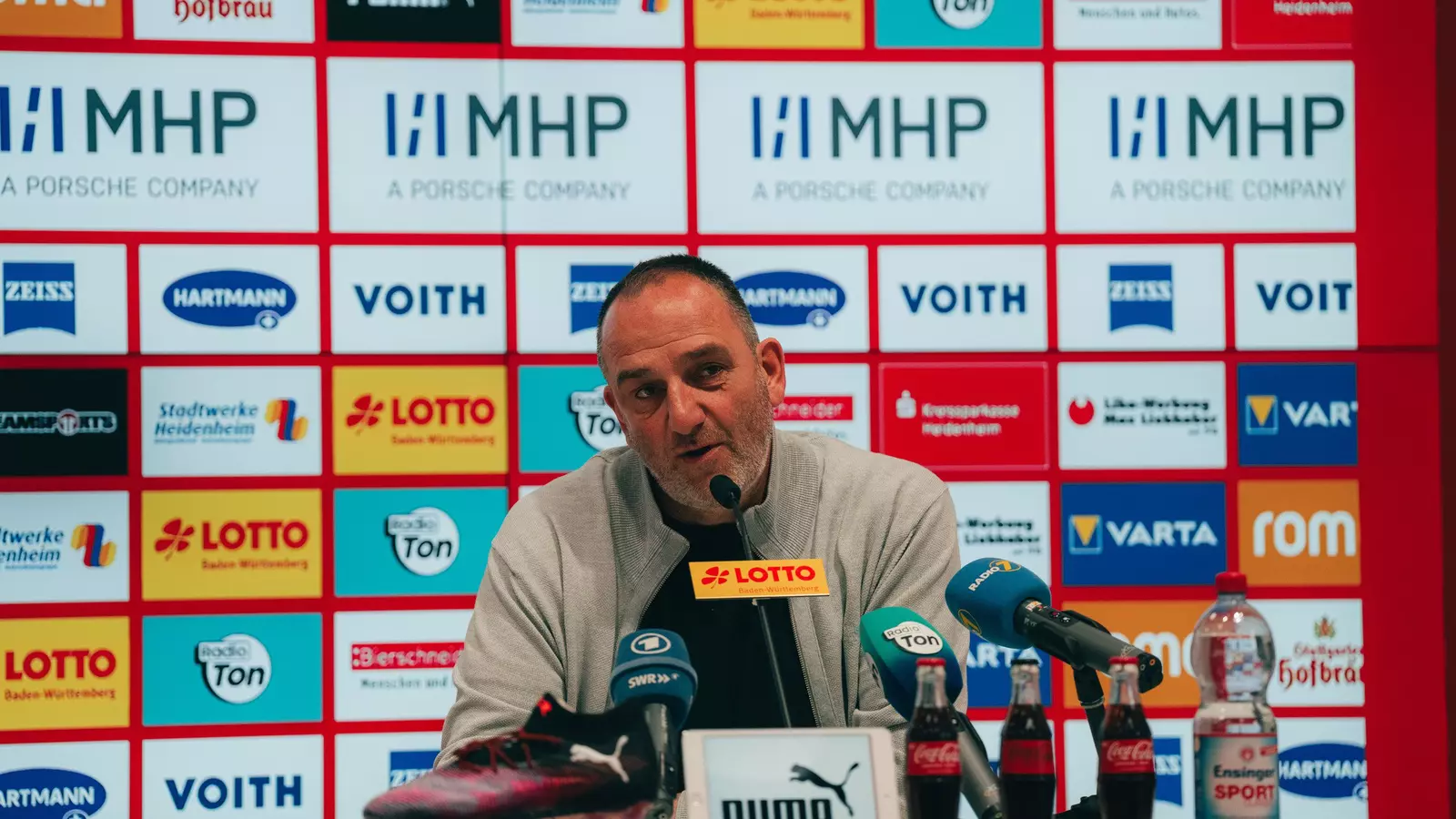 Frank Schmidt bei der Pressekonferenz.
